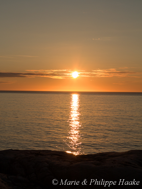 Grense Jakobselv 0850.jpg - Soleil de Minuit! Photo prise à 00:00:00 exactement, le 1er juin 2012, à Grense Jakobselv (Norvège, à la frontière russe, juin 2012)